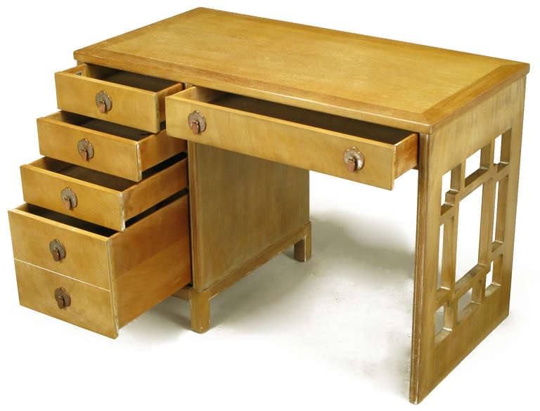 Américain Bureau à six tiroirs en acajou blanchi et chauffé Landstrom Furniture en vente