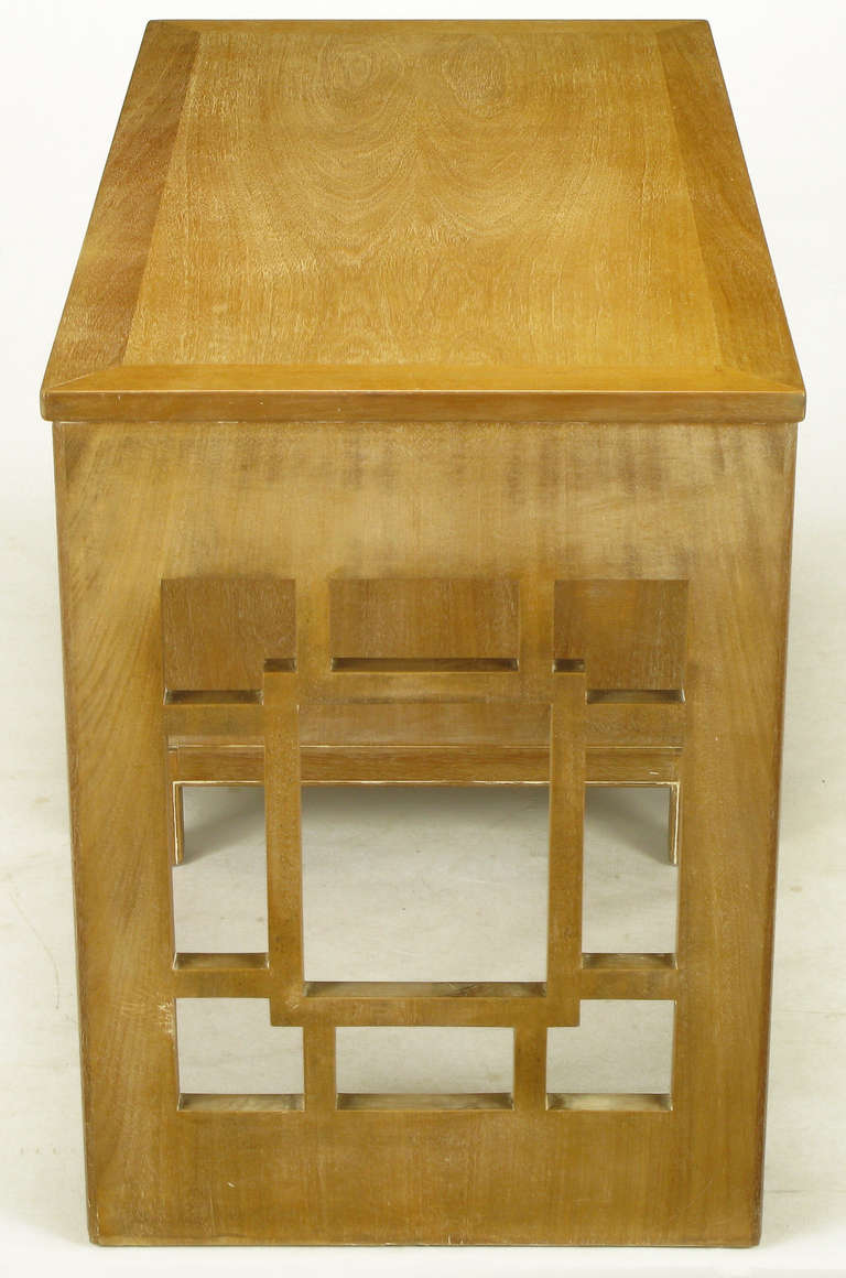 Landstrom Furniture Gebleichter und geflochtener Mahagoni-Schreibtisch mit sechs Schubladen im Zustand „Hervorragend“ im Angebot in Chicago, IL