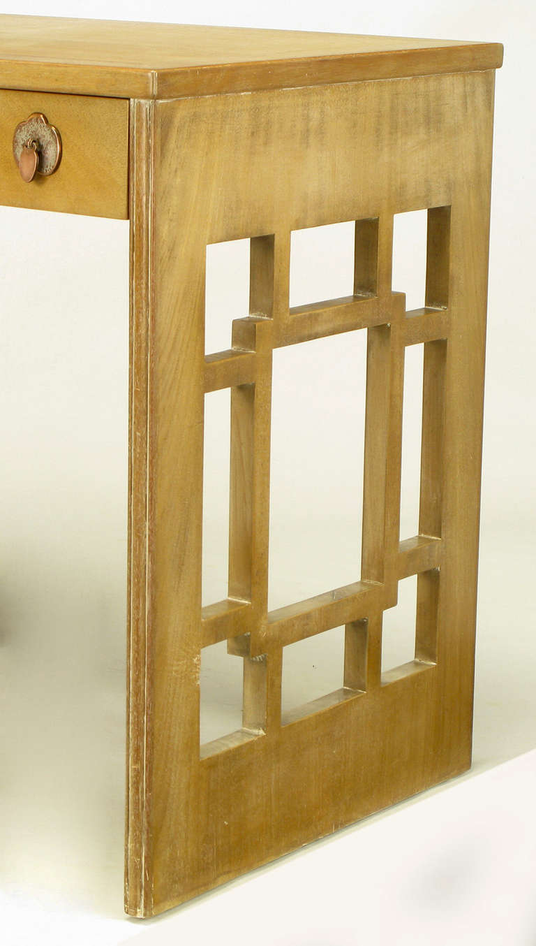 Landstrom Furniture Gebleichter und geflochtener Mahagoni-Schreibtisch mit sechs Schubladen (Kupfer) im Angebot