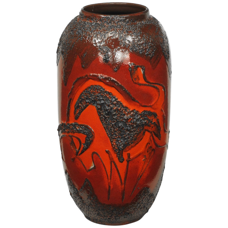 Grand vase en céramique de Scheruich à glaçure lave avec taureau et volcans en relief