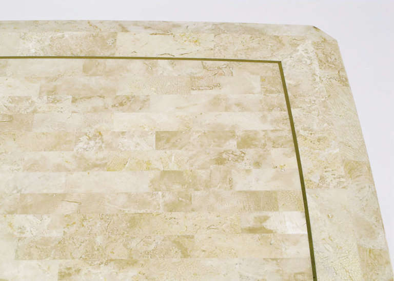 20ième siècle Table basse en pierre fossile tessellée et laiton incrusté en vente