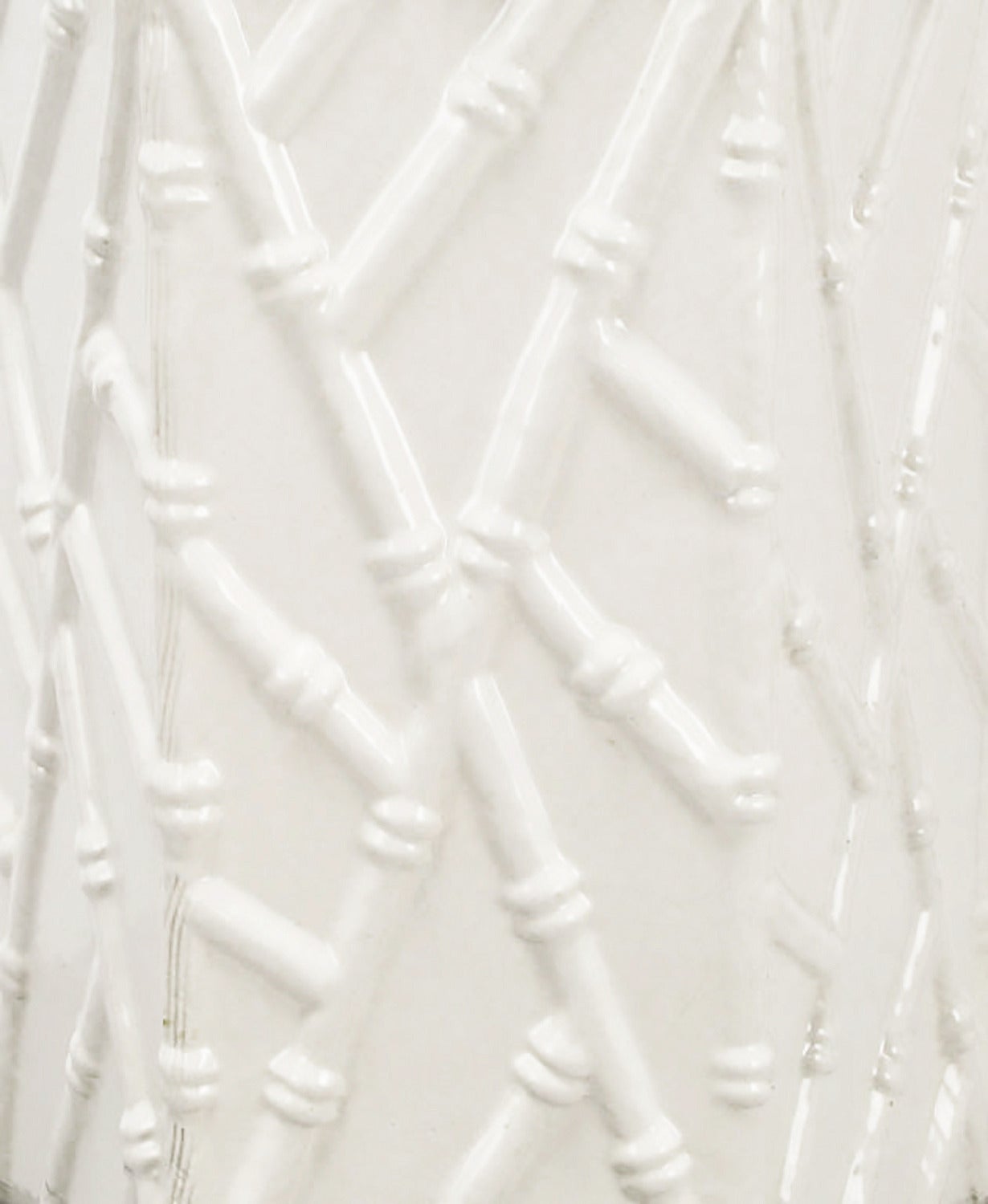 Paire de lampes de bureau hexagonales en céramique blanche avec relief en bambou Bon état - En vente à Chicago, IL