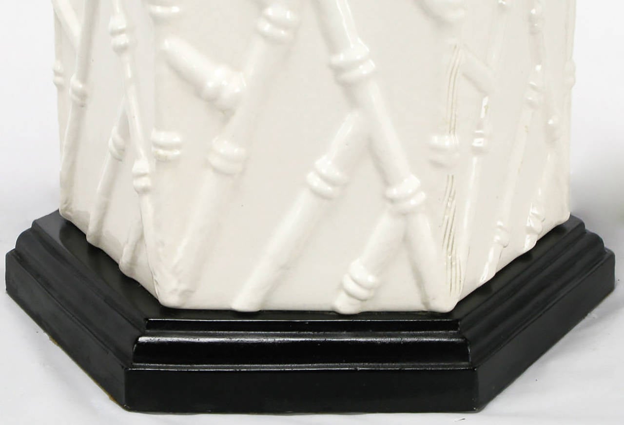 Laqué Paire de lampes de bureau hexagonales en céramique blanche avec relief en bambou en vente