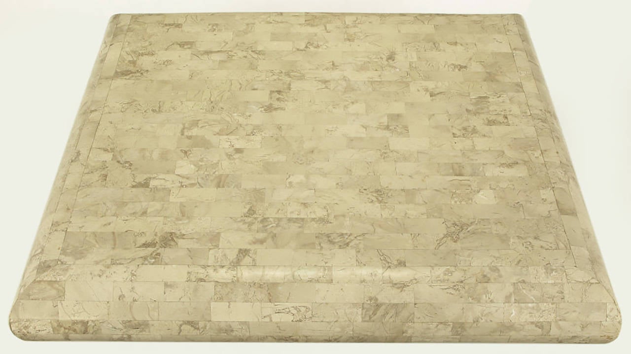 Table basse à piédestal en pierre fossile tessellée taupe Excellent état - En vente à Chicago, IL