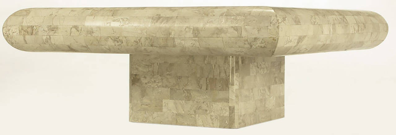 Table basse à piédestal en pierre fossile tessellée taupe Excellent état - En vente à Chicago, IL