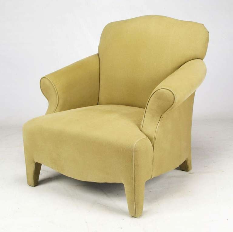 Ähnlich wie der Stuhl Donghia Luciano weist dieser vollständig gepolsterte neotraditionelle Sessel viele der charakteristischen Merkmale von John Hutton auf: gepolsterte Beine, verlängerte Sitzfläche und faltenlose Armeinfassungen. Die