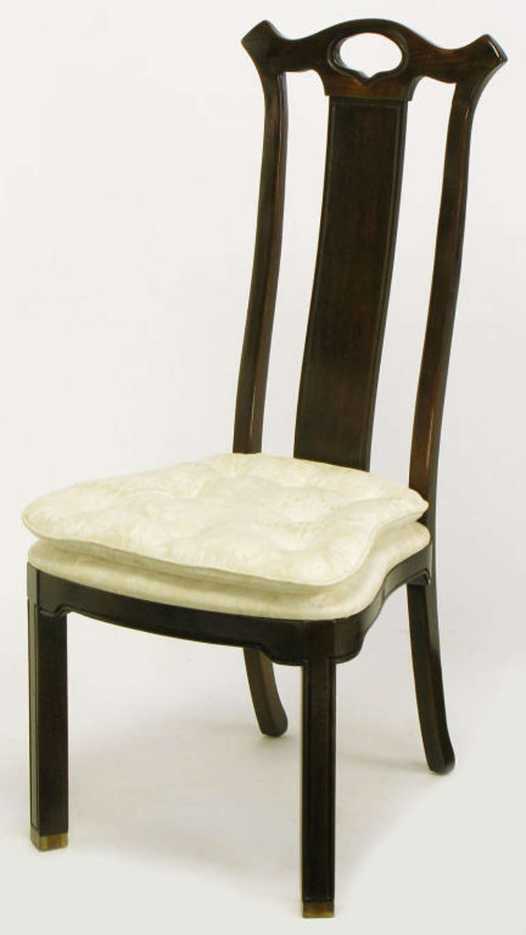 Ensemble de six chaises à manger en teck de style chinoiserie de Hickory Furniture. 
Mélange de soie, tapisserie ton sur ton et sièges à coussins boutonnés.
Pieds avant à angles inclinés avec consoles massives et sabots en laiton, dos incurvé et