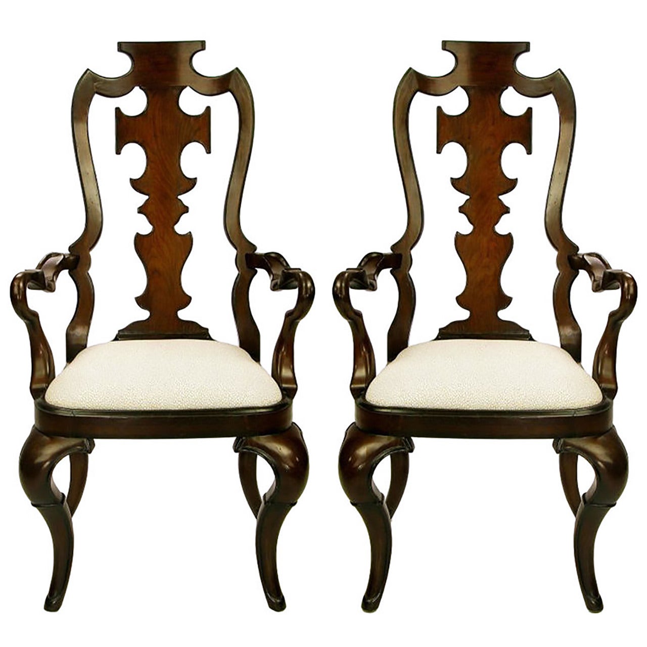 Paire de fauteuils de style gothique à haut dossier en noyer sculpté