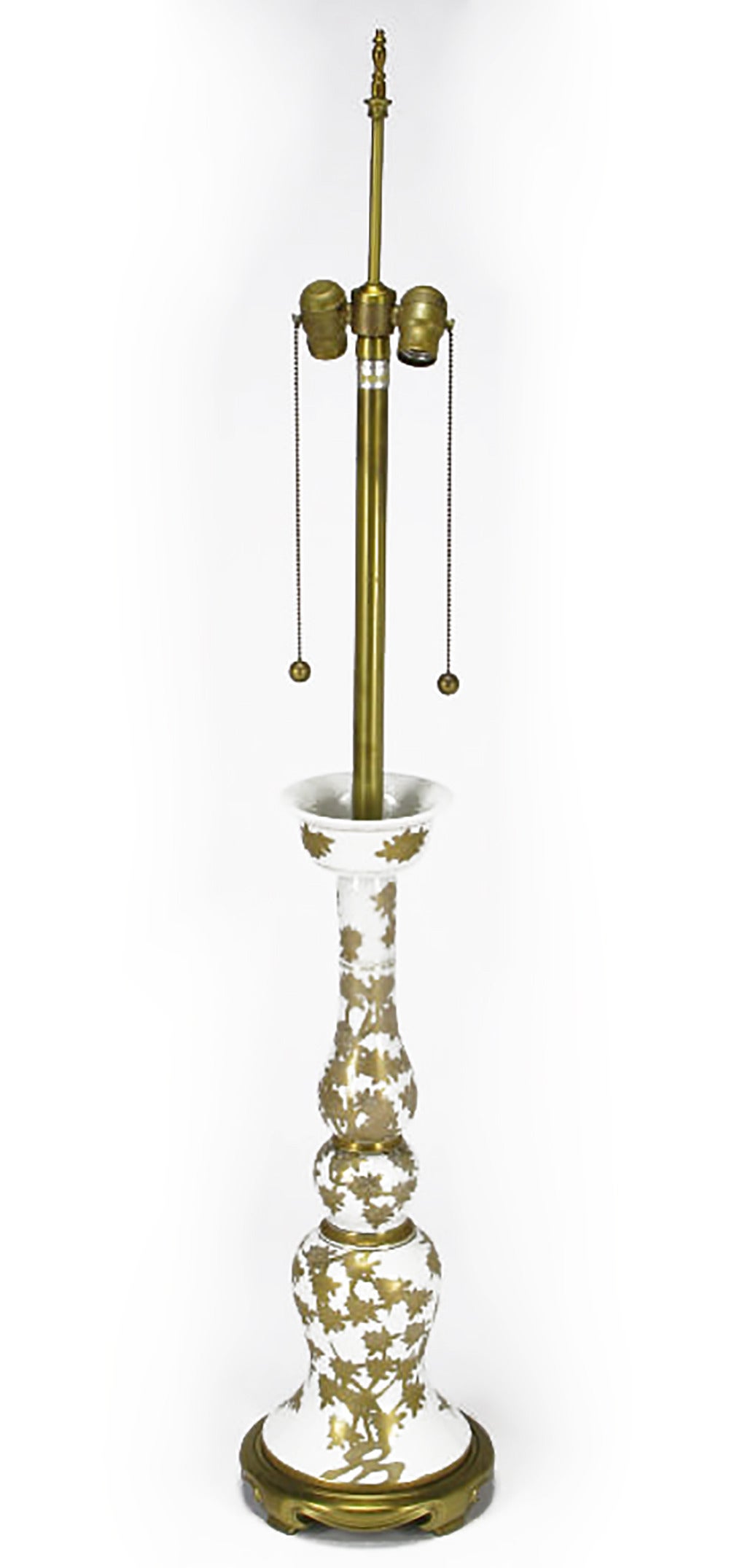 Lampe de table chinoise de 50 pouces peinte à la main, fleurs de cerisier en feuilles d'or sur céramique blanche, par Marbro. Base de style Ming en laiton coulé, tige en laiton brossé et éclairage à deux douilles avec des tirettes à boule et à