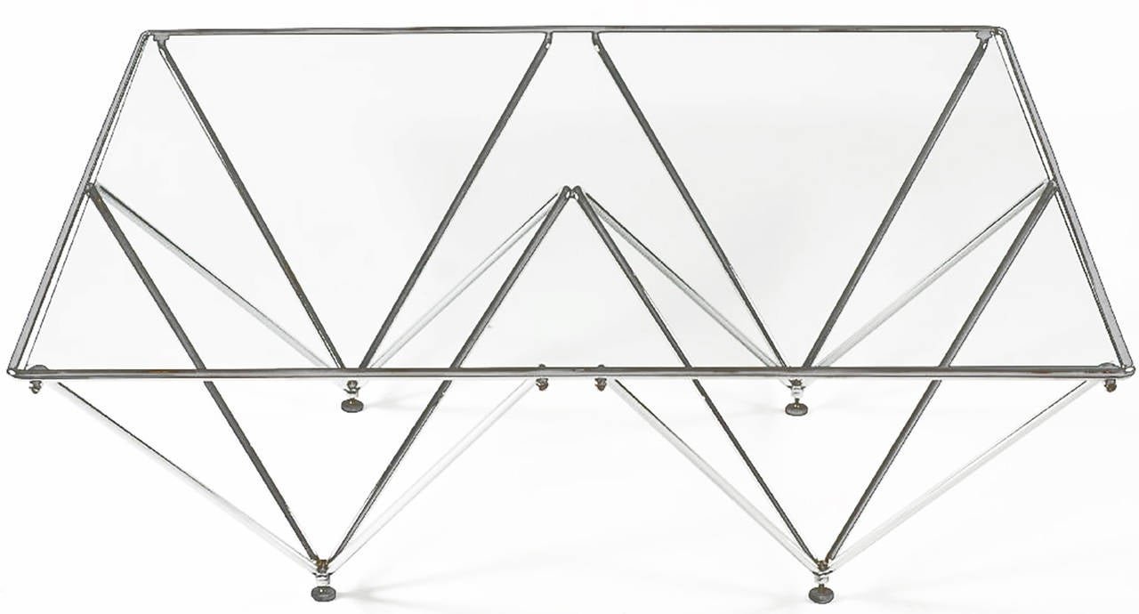 Soutenue par des structures en métal chromé en forme de pyramides inversées, cette table a un look épuré et léger. Évocateur d'un design de Paolo Piva, à un prix abordable.