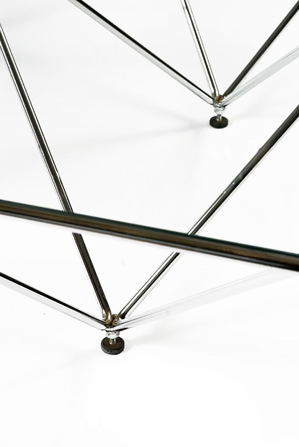 Table basse à base pyramidale en acier chromé d'après Paolo Piva Bon état - En vente à Chicago, IL