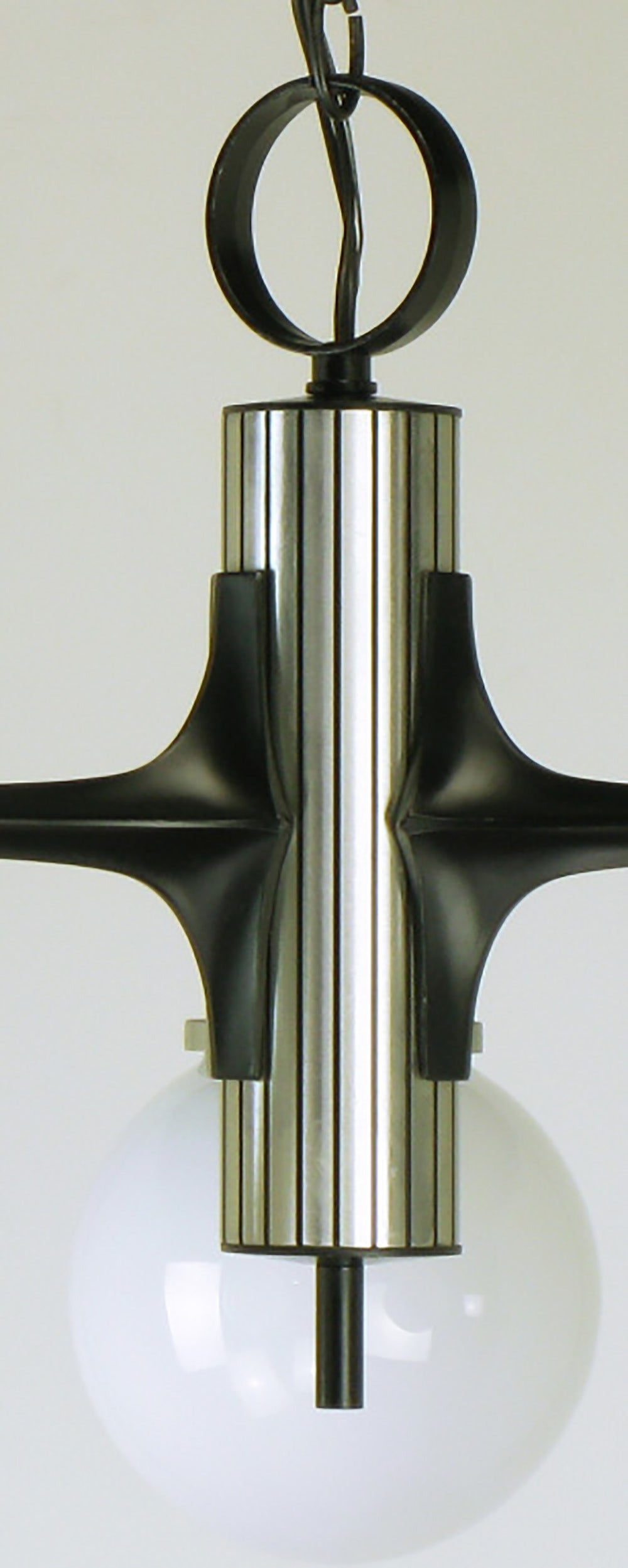 Fine XX secolo Lampadario a tre globi in alluminio spazzolato e smaltato nero di Litecraft in vendita
