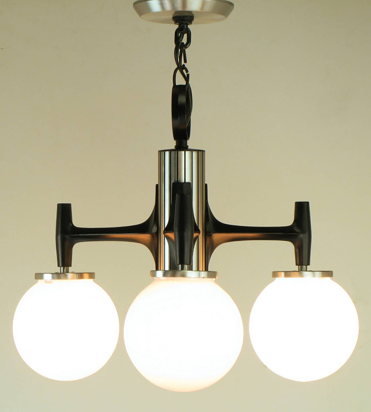 Americano Lampadario a tre globi in alluminio spazzolato e smaltato nero di Litecraft in vendita