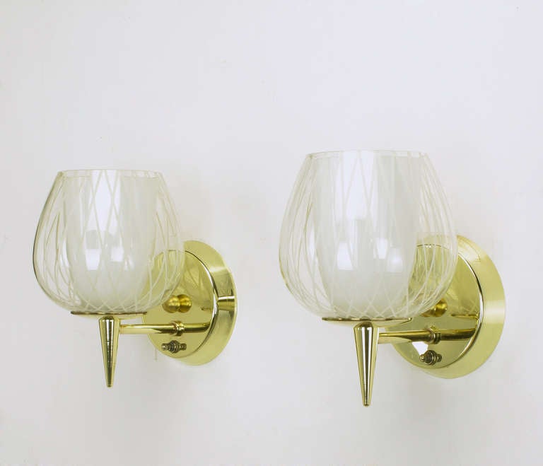 Mid-20th Century Pair of Gerald Thurston for Lightolier Etched Glass and Brass Sconces For Sale