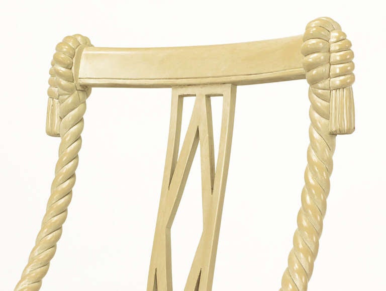 Sechs elfenbein glasierte, geschnitzte Esszimmerstühle aus Holz mit Seil und Quasten im Angebot 2