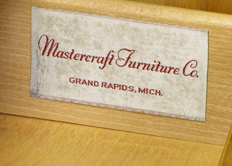 Credenza Mastercraft in radica di Amboyna e ottone con chiave greca in vendita 2