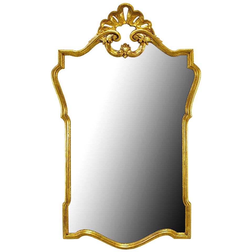 Miroir en bois sculpté et doré de style Régence française en vente
