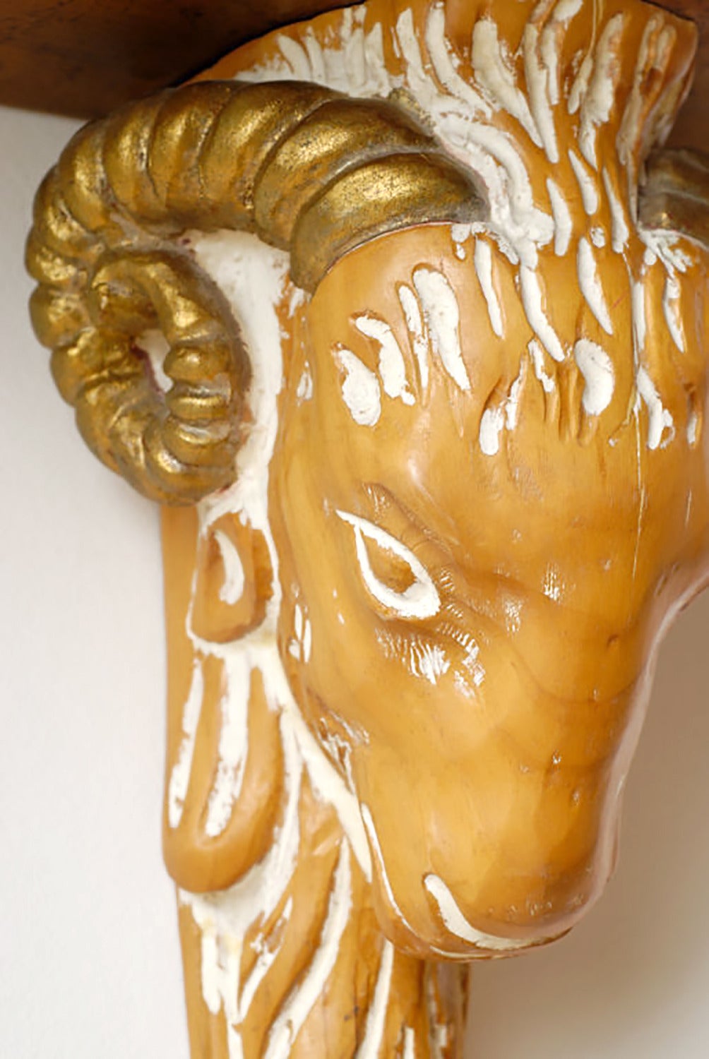 Fin du 20e siècle Miroir à tête de bélier sculpté et doré et console suspendue en vente