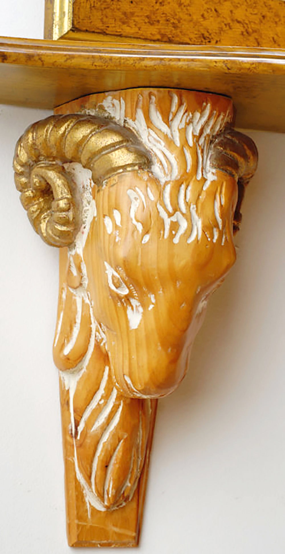 Américain Miroir à tête de bélier sculpté et doré et console suspendue en vente