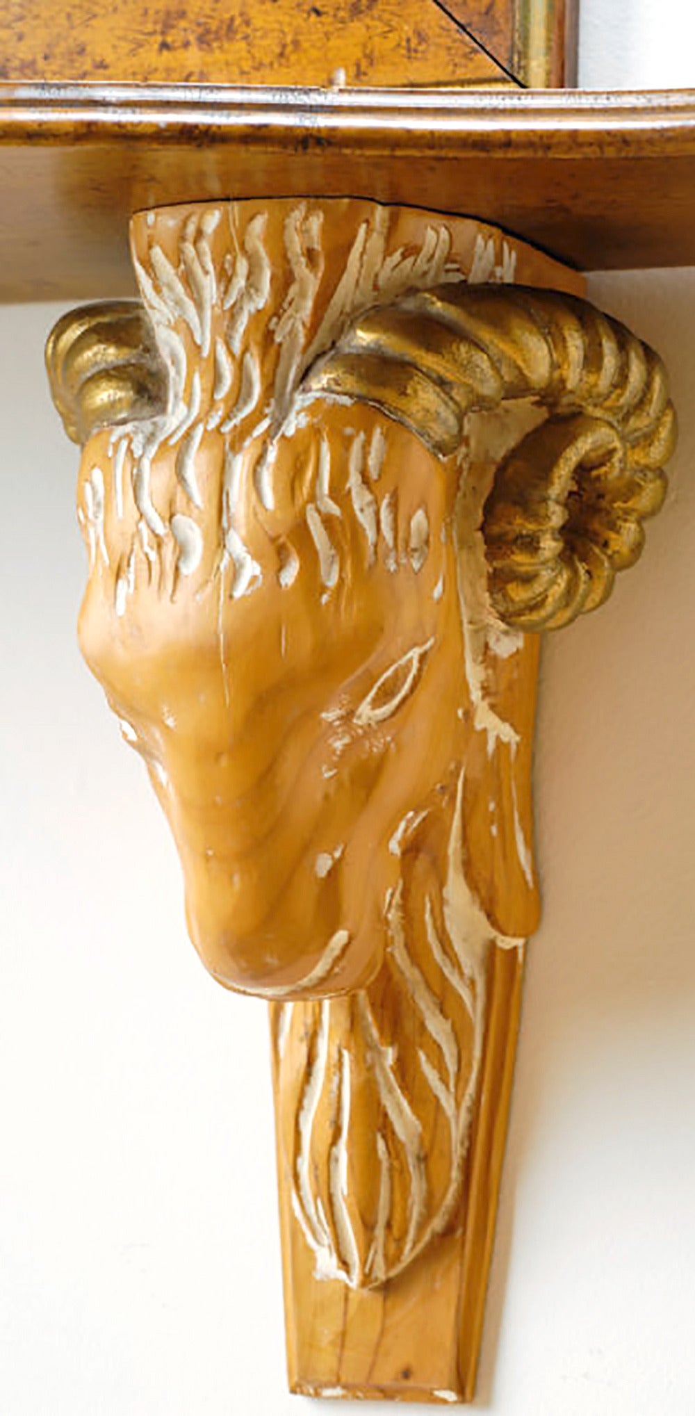 Miroir à tête de bélier sculpté et doré et console suspendue Bon état - En vente à Chicago, IL