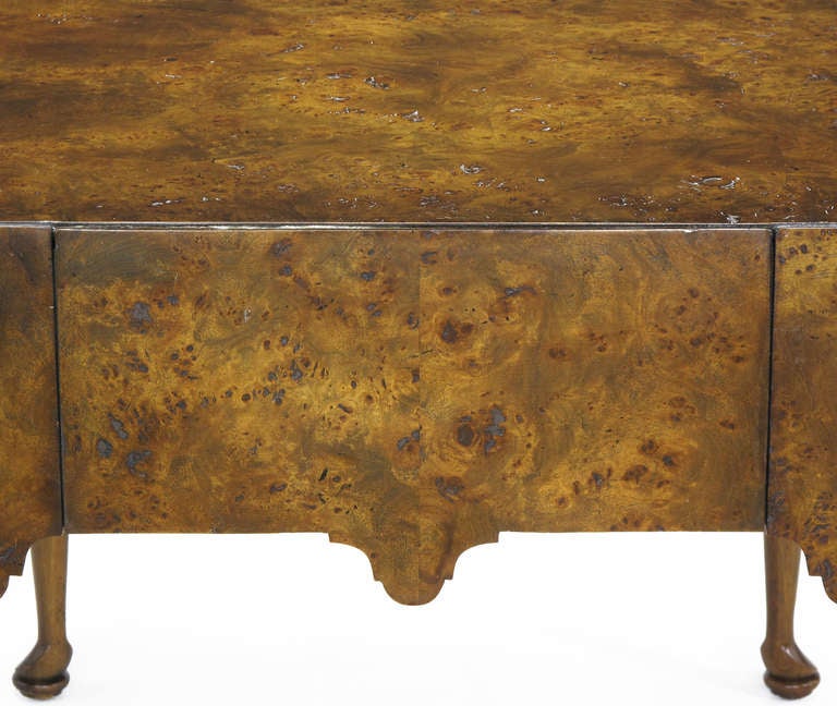 Table d'extrémité en ronce de noyer de style géorgien moderne en vente 2