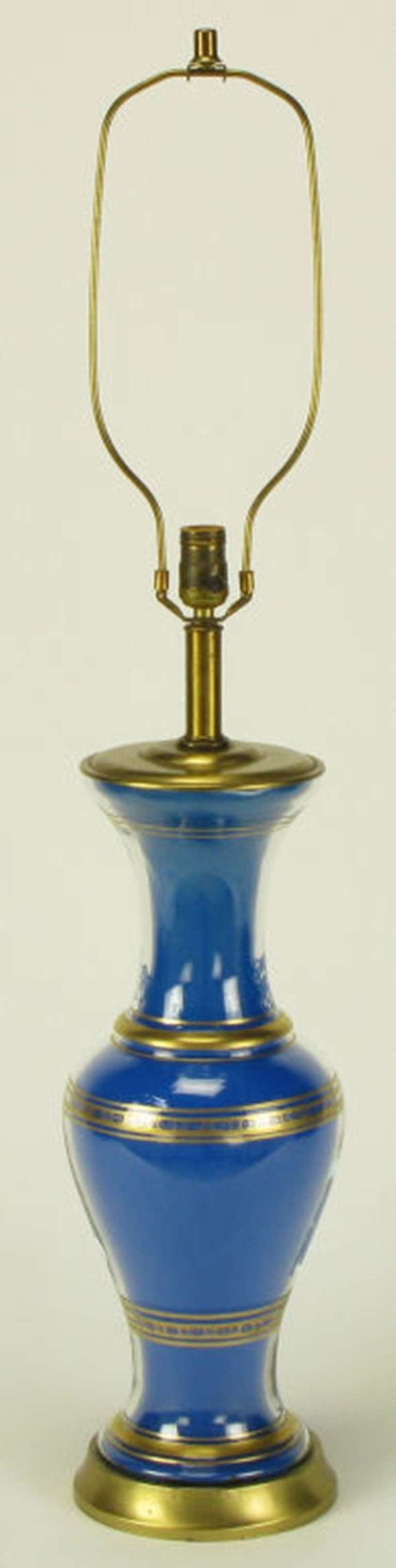 Zwei vasenförmige Glastischlampen von Frederick Cooper mit königsblauen Einsätzen auf der Rückseite. Vergoldete Details mit Sockel, Kappe und Stiel aus gebürstetem Messing. Fassung und Harfe aus Messing, signiert und neu verkabelt.