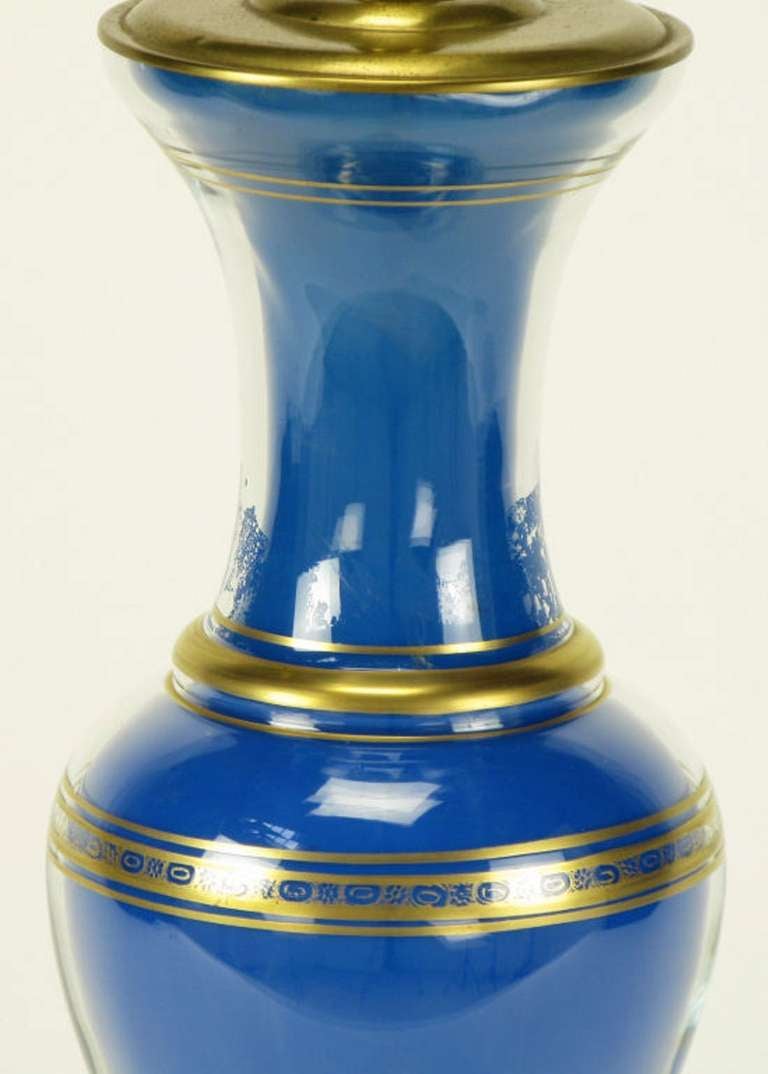 Paar vergoldete Frederick Cooper-Tischlampen aus königsblauem Glas, teilweise vergoldet im Zustand „Gut“ im Angebot in Chicago, IL