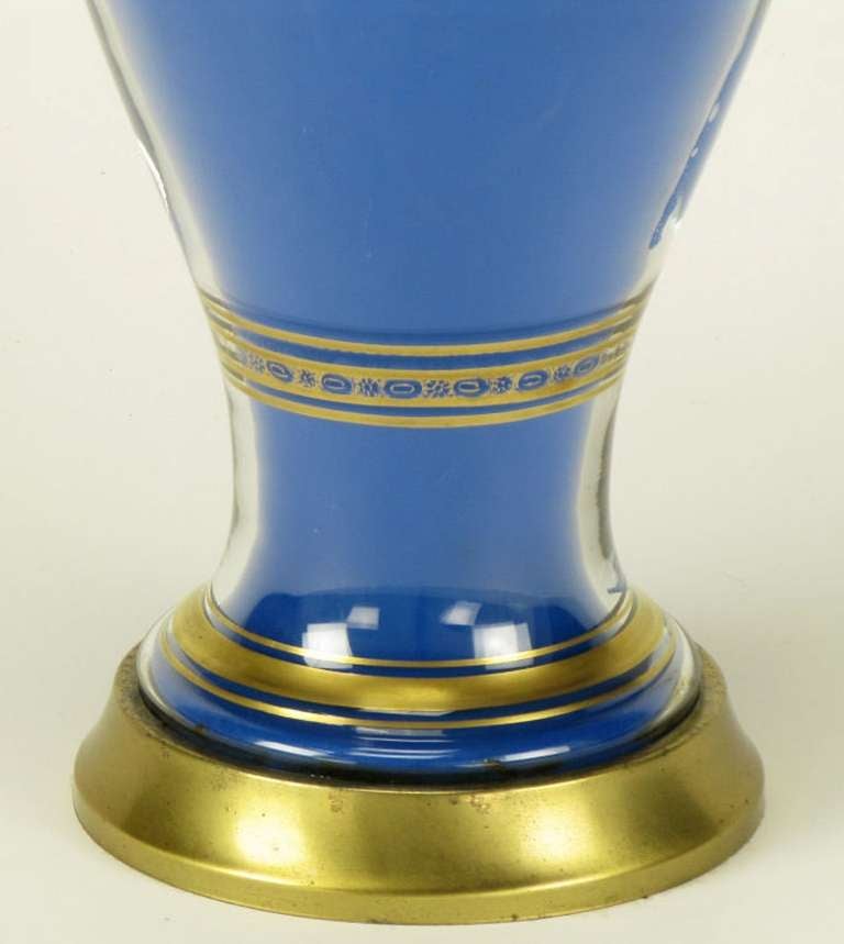 Paar vergoldete Frederick Cooper-Tischlampen aus königsblauem Glas, teilweise vergoldet (Mitte des 20. Jahrhunderts) im Angebot