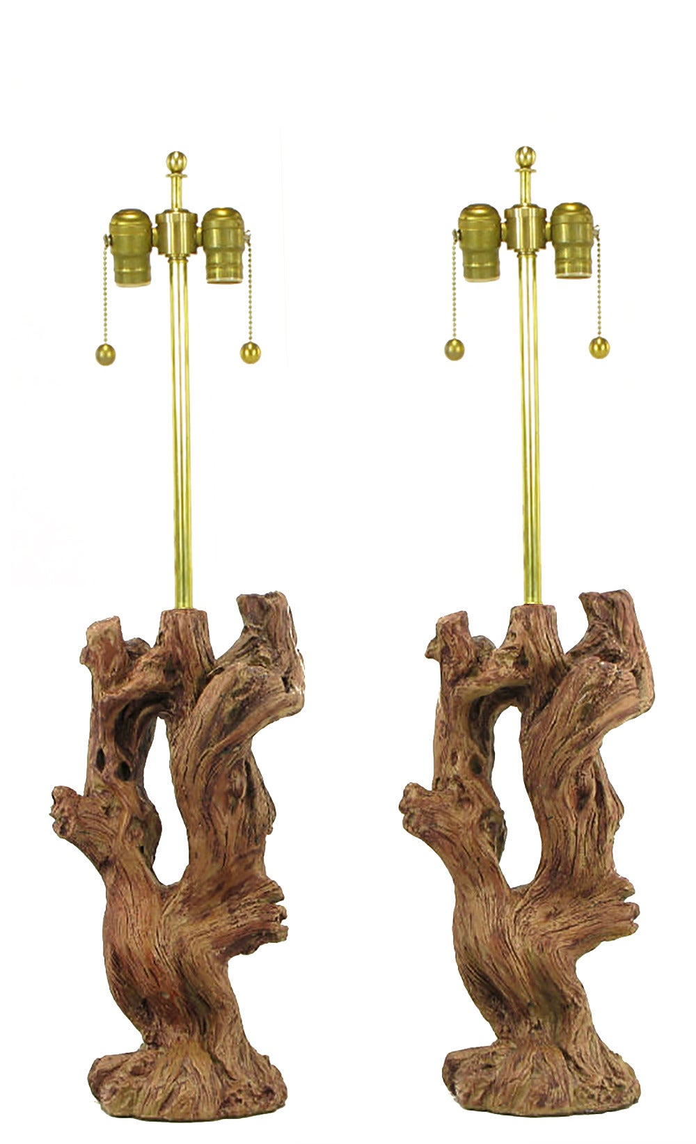Paire de lampes de table à corps en faux bois flotté en céramique avec un émaillage authentique. Tige en laiton et grappe de douilles doubles, vendue sans abat-jour.