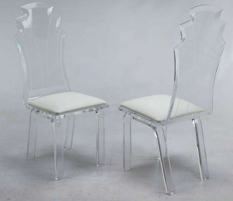 Américain Six chaises de salle à manger en lucite de style néo-déco en vente