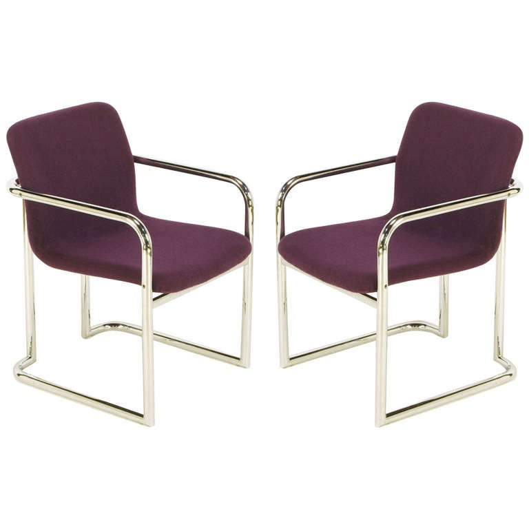 Paire de fauteuils à oreilles en chrome et laine violette