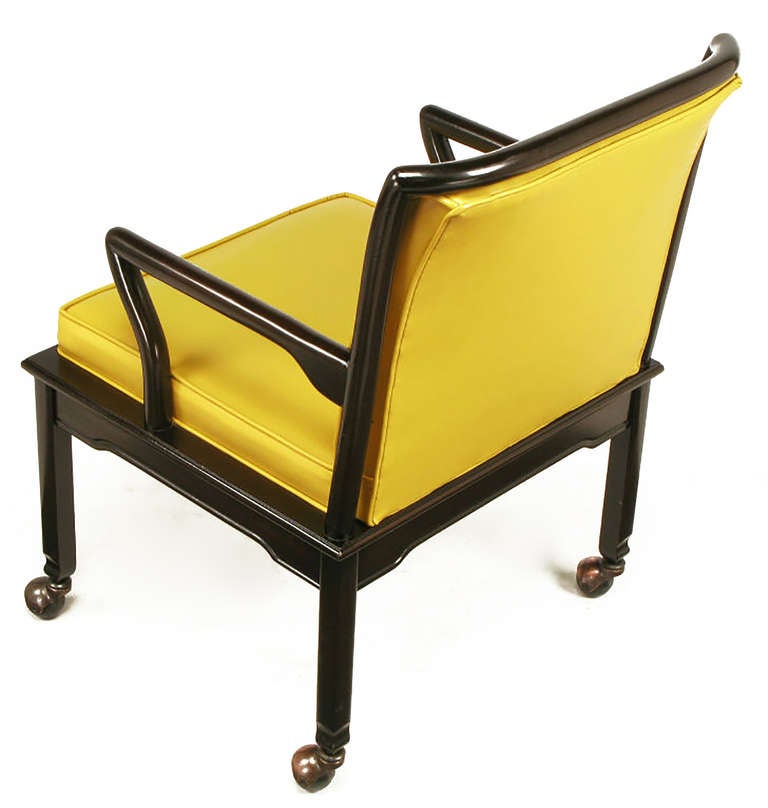 Paar Widdicomb-Sessel aus ebonisiertem Holz und safranfarbener Polsterung (Mitte des 20. Jahrhunderts) im Angebot