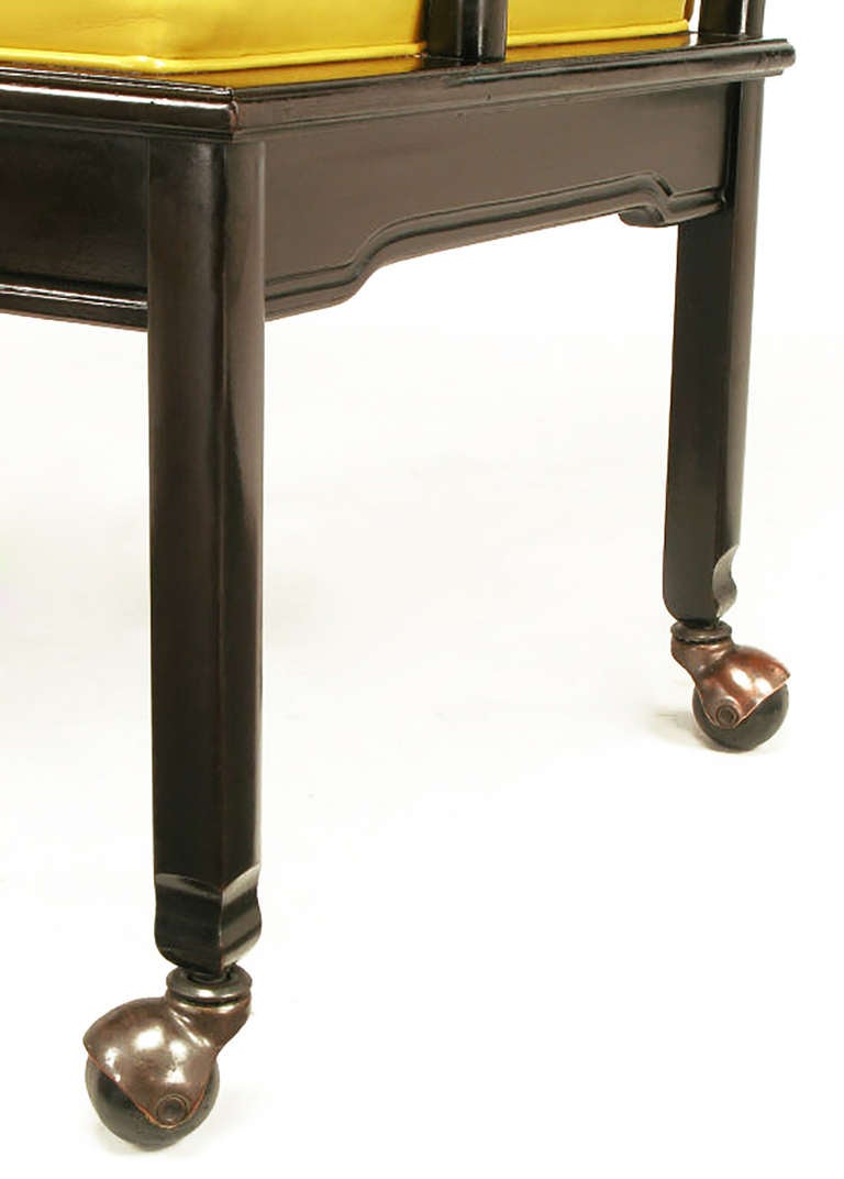 Paar Widdicomb-Sessel aus ebonisiertem Holz und safranfarbener Polsterung im Angebot 2