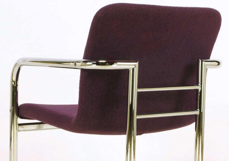 Paire de fauteuils à oreilles en chrome et laine violette en vente 5
