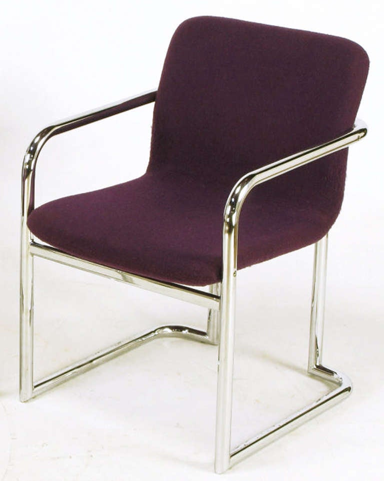 Paire de fauteuils à oreilles en chrome et laine violette en vente 1