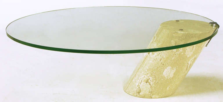 Américain Table basse ovale en marbre et verre en porte-à-faux dans le style de Brueton en vente