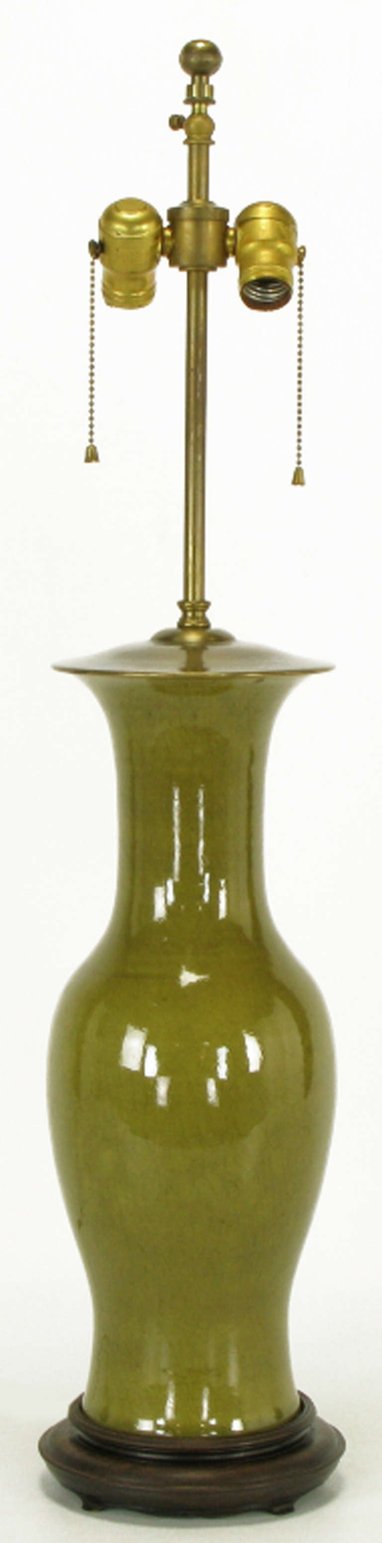 Lampe de table à vase en céramique de Warren Kessler. Excellent glaçage craquelé sur vert olive. Base en bois sculpté avec capuchon et tige en laiton, faisceau de douilles doubles.