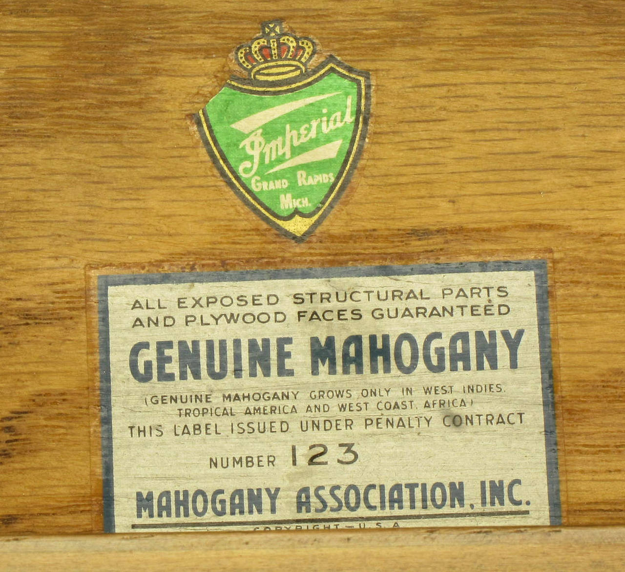 Paar Mahagoni-Plateau-Beistelltische aus den 1940er Jahren mit geschwungenen Beinen im Angebot 3