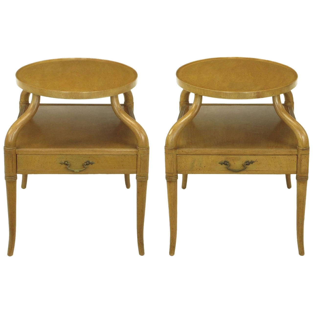 Paire de tables d'appoint à plateau en acajou des années 1940 avec pieds sinueux