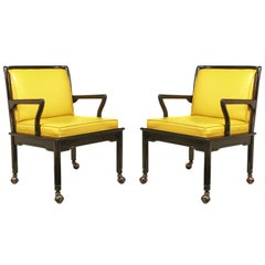 Paire de fauteuils de salon Widdicomb en bois ébénisé et tapissés de safran
