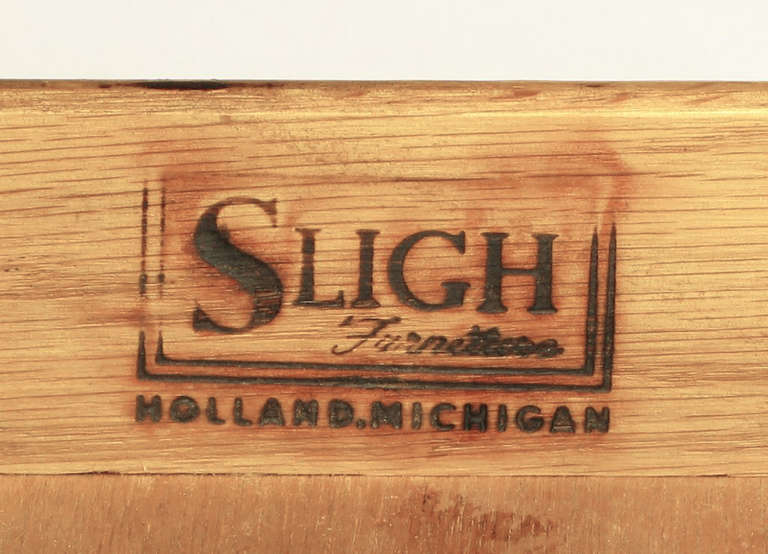 Bureau à façade incurvée en noyer Sligh avec plateau en cuir en vente 3