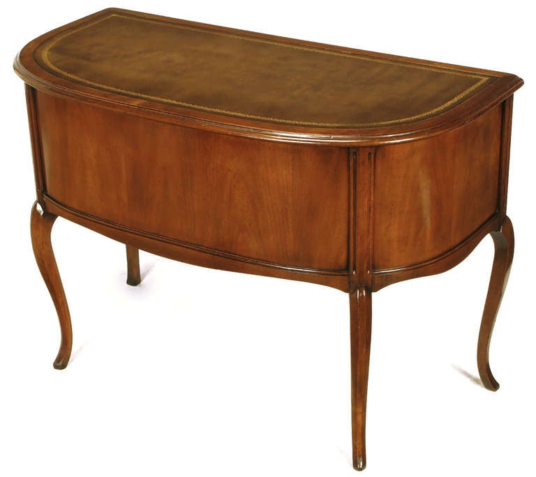 Sligh Walnut Curved Front Desk with Leather Top In Good Condition For Sale In Chicago, IL