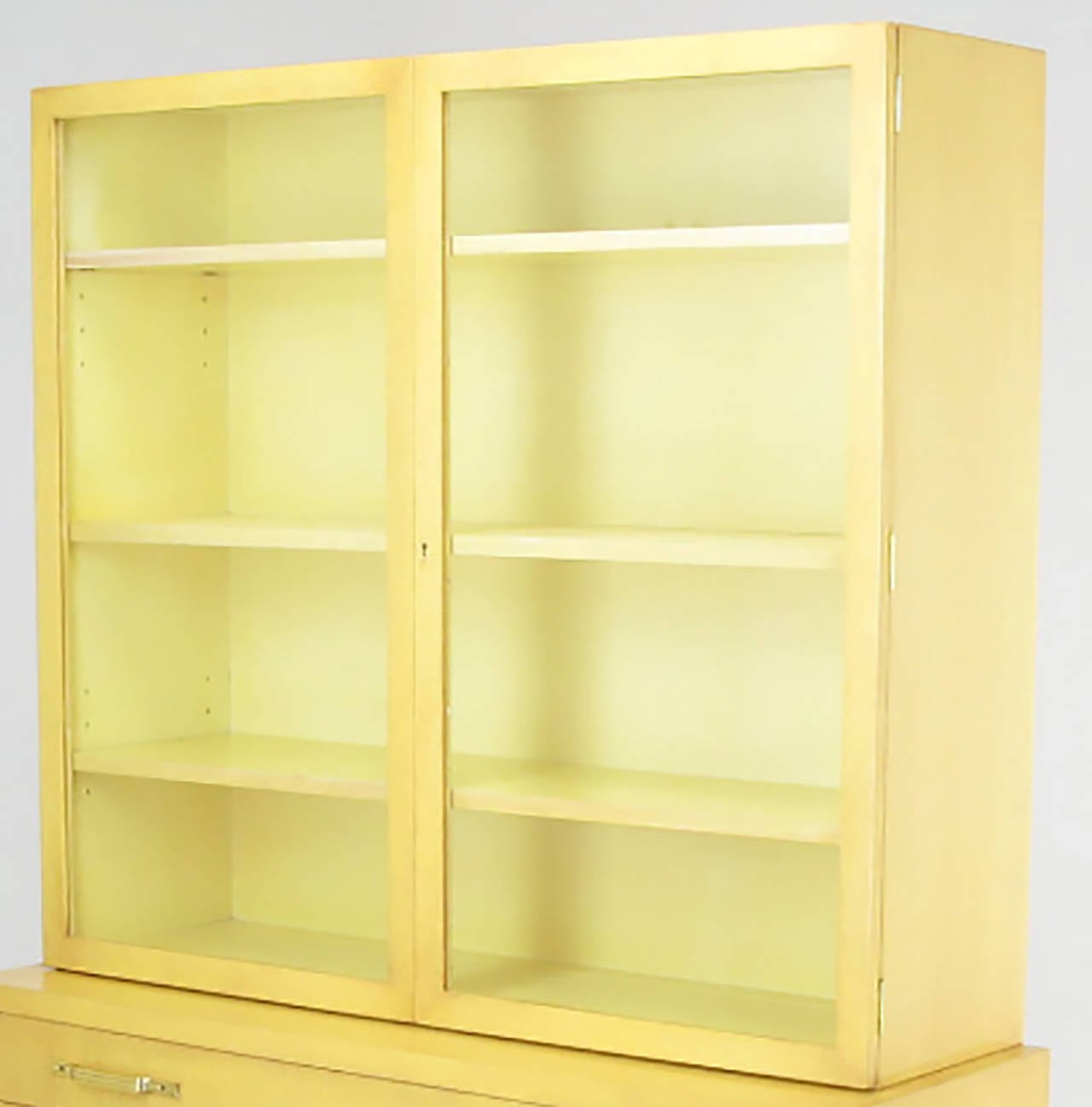 Américain Tommi Parzinger pour Charak Modern, meuble de rangement haut de deux pièces en vente