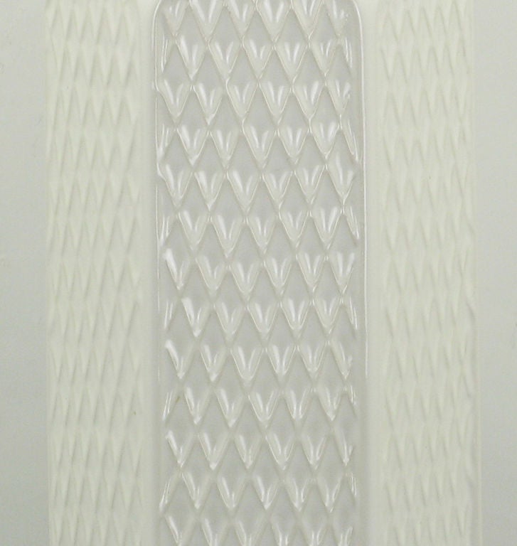 Sechseckige weiße Keramik-Tischlampen mit geometrischem Relief, Paar im Angebot 1