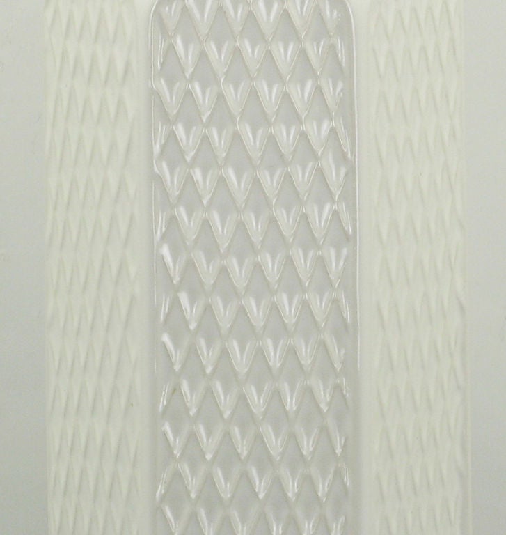 Paire de lampes de table hexagonales en céramique blanche avec relief géométrique en vente 1