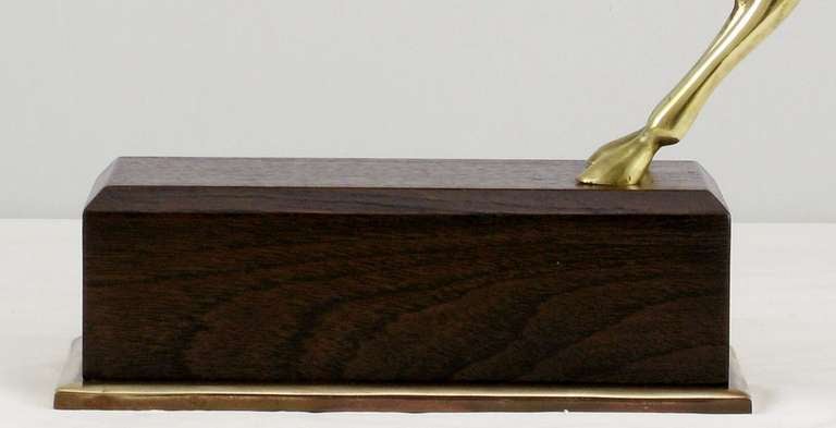 Gran escultura de gacela de latón sobre pedestal de nogal y latón. en venta 4