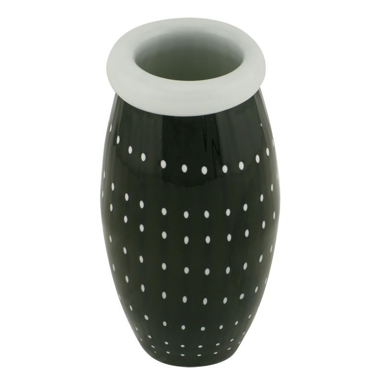 Vase en verre de Murano noir avec pois blancs