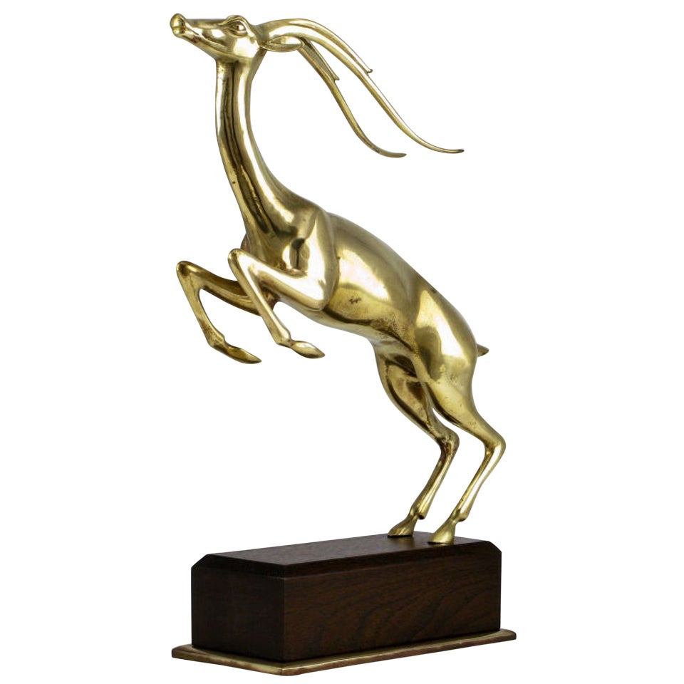 Grande sculpture de gazelle en laiton sur piédestal en noyer et laiton.