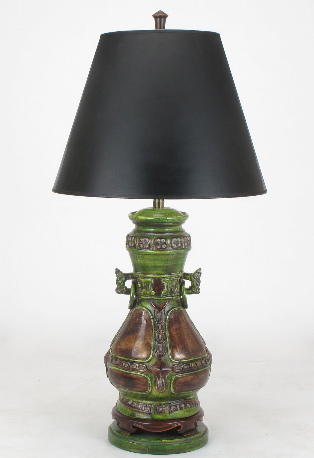Lampe de bureau de style urne chinoise en céramique Marbro, finition craquelée avec dragons en vente
