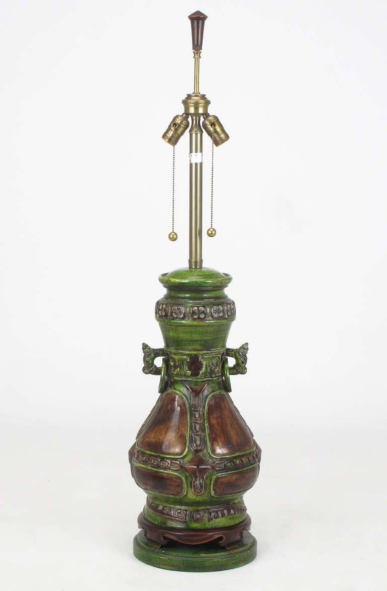 Façonnée comme une urne de bronze stylisée de la dynastie Han, cette magnifique lampe en céramique de Marbro est imposante par son caractère unique.  Grande lampe de table à glaçure verte et brune.